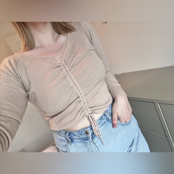 GUESS crop top in large - Picture 3 of 7
